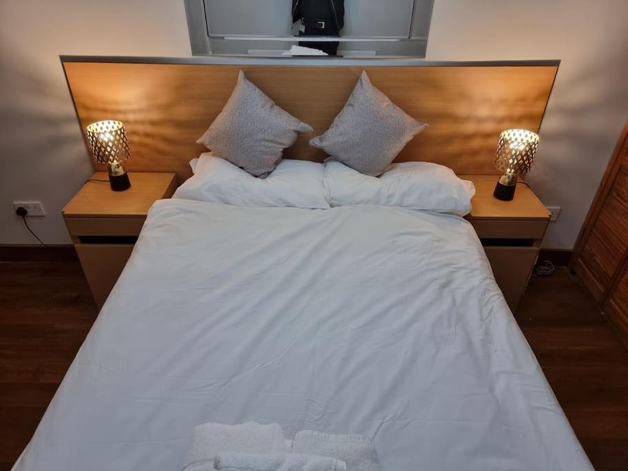 1 Bedroom Flat In Zone 1 *